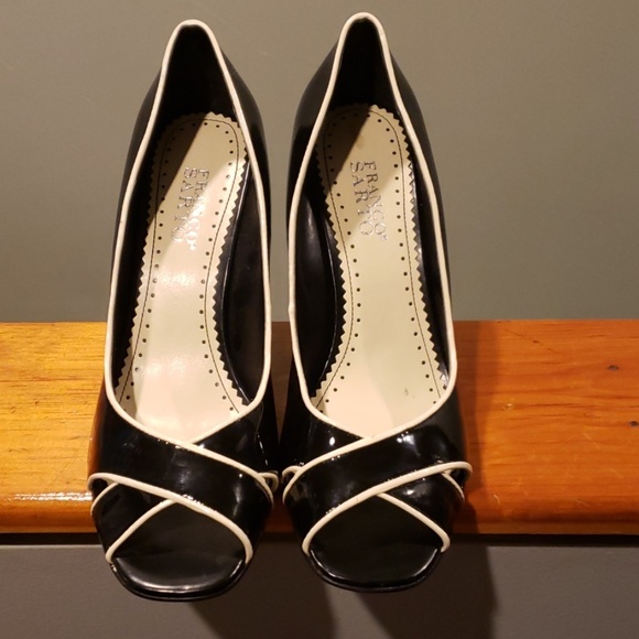 Shoe's - Picture 4 of 5